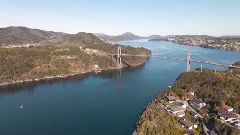 Tráfico-En-Un-Puente-Entre-Dos-Islas-En-El-Oeste-De-Noruega,-Hagelsundbrua,-Bergen