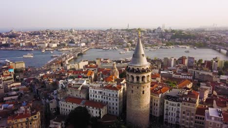 Torre-De-Gálata-Dando-Vueltas-Aéreas,-Tráfico-De-Barcos-En-El-Cuerno-De-Oro-En-El-Fondo,-Estambul