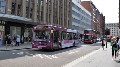 Alexander-Dennis-Enviro-300-Autobús-De-La-Primera-Empresa-De-Transporte-En-Las-Calles-De-Glasgow-Girando-A-La-Derecha