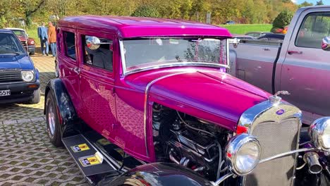 Rosafarbener-Oldtimer-Auf-Oldtimertreffen-Bei-Hofmeister-In-Bietigheim,-Süddeutschland