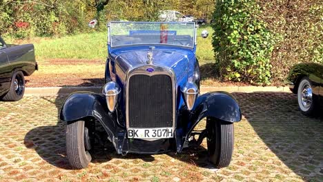 Blauer-Oldtimer-Auf-Oldtimertreffen-Bei-Hofmeister-In-Bietigheim,-Süddeutschland