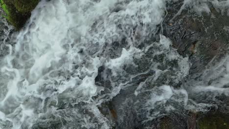 Ein-Gewaltiger-Fluss-Strömt-über-Glatte-Felsen-In-Rio-Parga,-Spanien