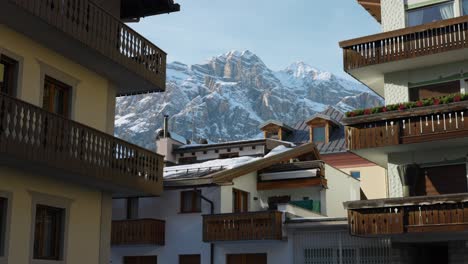 Buildings-and-hotels-in-a-mountain-town