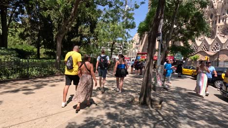 Tourist-walking-around-city-in-downtown-Barcelona,-Spain