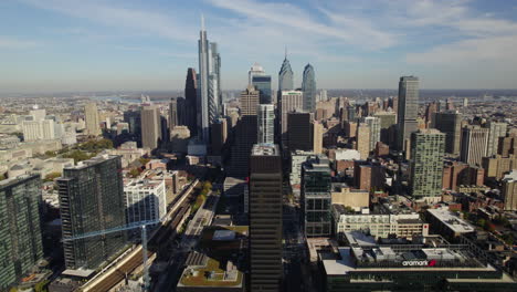 Establishing-drone-shot-slow-toward-the-downtown-of-Philadelphia,-autumn-day