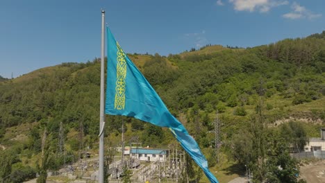 Nahaufnahme-Der-Kasachischen-Flagge,-Die-Im-Wind-In-Almaty-Weht