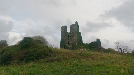 Castillo-En-Ruinas-Ruinas-Románticas-En-Un-Frío-Día-De-Invierno-En-El-Castillo-De-Dunhill-Waterford-Irlanda-En-Un-Sombrío-Día-De-Mediados-De-Invierno