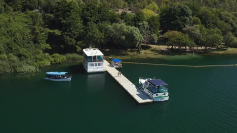 Touristenboot-Nähert-Sich-Dem-Pier-Am-Fluss-Krka-In-Der-Nähe-Des-Roski-Wasserfalls