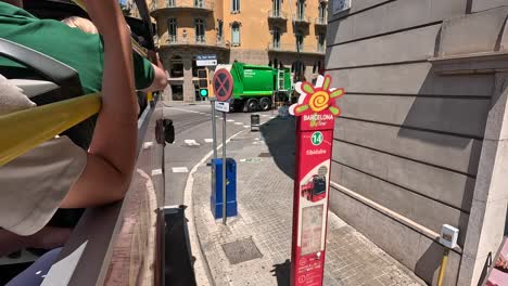 Toma-De-Vista-De-La-Ciudad-De-Barcelona-En-Autobús-Turístico,-España.