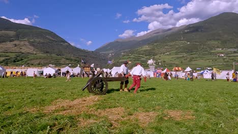 Juegos-Medievales-Del-Tirol-Del-Sur:-Dos-Actores-Tirando-De-Un-Cañón