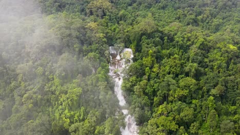 Vista-Aérea-De-Las-Cataratas-Kuang-Si-Cayendo-En-Cascada-Rodeadas-De-árboles-Del-Bosque-Tropical-En-Luang-Prabang