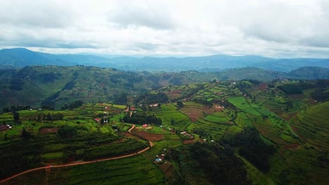 Bewirtschaftete-Terrassenhügel-In-Einem-Bauerndorf-In-Uganda