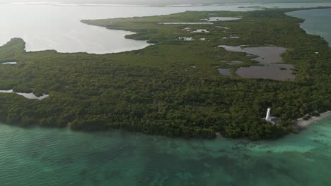 Panorama-Luftdrohnenaufnahme-Des-Türkisfarbenen-Naturschutzgebiets-Tulum-Mexico-Biosfera