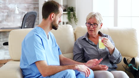 Mujer-Mayor-En-Un-Hogar-De-Ancianos-Hablando-Con-Un-Médico-Masculino