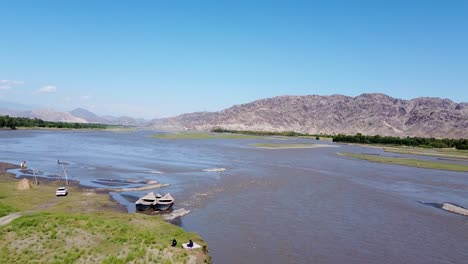 Un-Barco-Descargando-Grano