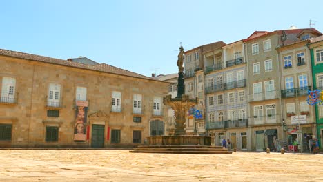 Plaza-De-Entrada-A-La-Universidad-De-Minho-En-El-Distrito-Histórico-De-Braga,-Portugal