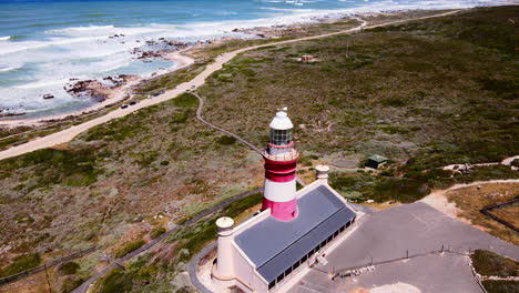 Historischer-Leuchtturm-Von-Cape-Agulhas-Für-Seeleute-An-Der-Südafrikanischen-Küste