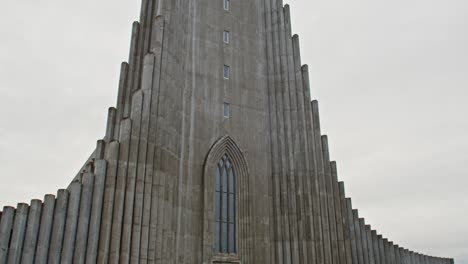 Incline-Hacia-Arriba-Desde-La-Gente-Que-Entra-A-La-Iglesia-Hallgrímskirkja-Hasta-La-Alta-Torre-Del-Reloj-Del-Edificio.