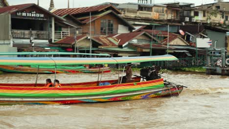 Touristenpaar-Segelt-Auf-Einem-Longtail-Boot-Durch-Den-Schmutzigen-Fluss-Chao-Phraya-In-Bangkok