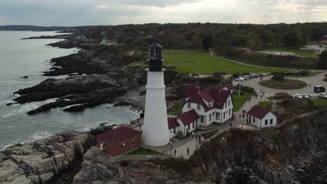 Portland-Head-Light-situated-along-spectacular-shore-of-Fort-Williams-park