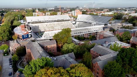 El-Estadio-Bobby-Dodd-Aéreo-En-Atlanta,-Georgia,-Se-Adentra-En-El-Campus-De-La-Universidad-Tecnológica-De-Georgia.