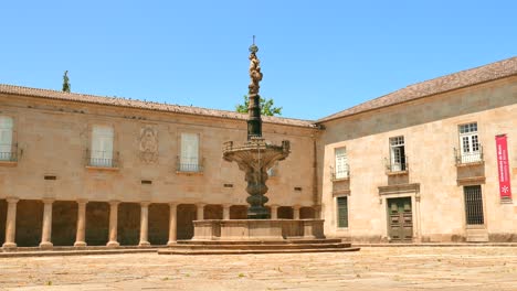 Fuente-En-La-Universidad-De-Minho-En-Un-Día-Soleado-En-Braga,-Portugal