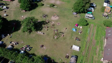 Luftaufnahme-Eines-Campingplatzes-Direkt-An-Der-Ostsee-In-Lettland,-Wo-Menschen-Ihre-Wochenenden-Entspannt-Verbringen