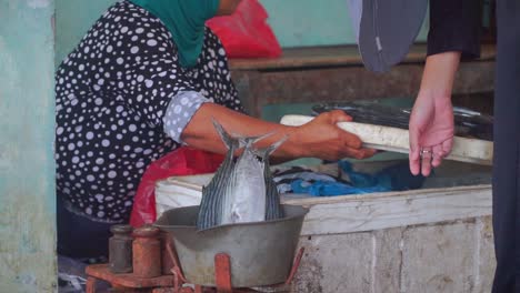 Der-Fischhändler-Wiegt-Den-Fisch