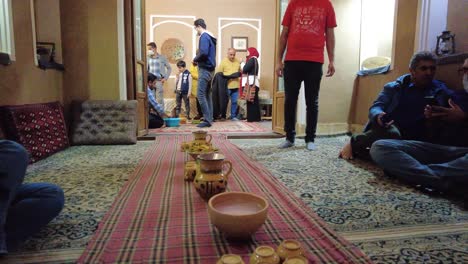 Ardakan-Yazd-Aufenthalt-Unterkunft-Iran-Wüste-Historisches-Haus-Gastfreundschaft-Nachhaltiges-Gästezimmer-Traditionelle-Kultur-Persisches-Essen-Einheimische-Leben-In-Lehmziegeln-Lehmhaus-Treffen-Mit-Freunden-Familienausflug