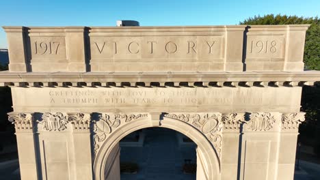 Der-Newport-News-Victory-Arch-Ist-Ein-Denkmal-Für-Diejenigen,-Die-In-Kriegszeiten-In-Den-Amerikanischen-Streitkräften-Gedient-Haben