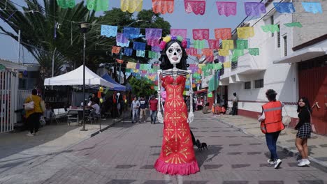 Decorated-street-tilt-up-to-Day-of-the-Dead-skeleton-woman-sculpture