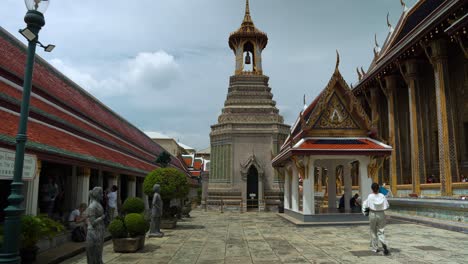 The-beautifully-decorated-Grand-Palace-temple-complex-in-Bangkok,-Thailand