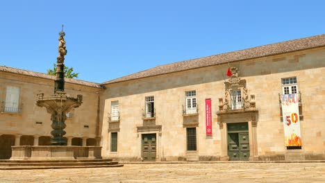 Platz-Am-Eingang-Der-Universität-Minho-Braga,-Portugal-An-Einem-Sonnigen-Tag