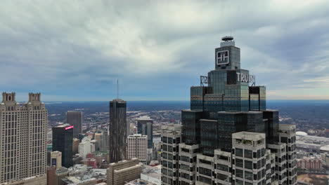 Drohne-Kreist-Um-Den-Amerikanischen-Wolkenkratzer-Truist-Plaza,-Mehrstöckiges-Gebäude,-Draufsicht-Unter-Bewölktem-Himmel-Bei-Sonnenuntergang,-Moderne-Skyline-Gebäude-Der-Stadt-Atlanta