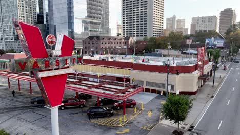 Luftstoß-Vorbei-Am-Uni-Schild-In-Atlanta,-Georgia