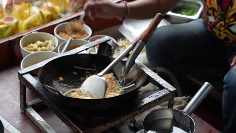 Cocina-Callejera-En-Tailandia-Usando-Un-Wok-En-Un-Barco-En-Un-Mercado-Flotante-Damnoen-Saduak