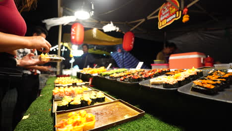 Sushi-Teller-Im-Thailändischen-Streetfood-Markt