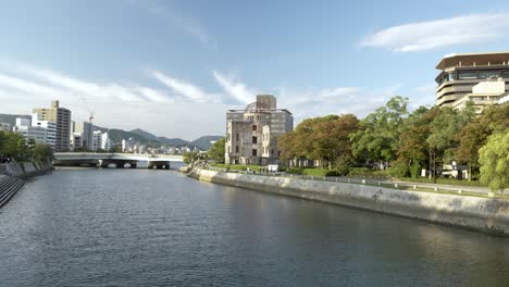 Hermosa-Vista-Del-Río-Motoyasu-Con-La-Cúpula-De-La-Bomba-Atómica-Al-Fondo-En-Hiroshima,-Japón