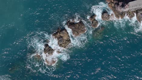 Dropdown-Ansicht-Der-Wellen-Des-Atlantischen-Ozeans,-Die-An-Der-Küste-Von-Madeira,-Portugal,-Brechen