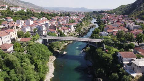 Sereno-Puente-Del-Puerto-De-Mostar-Puente-Sobre-El-Río-Esmeralda,-Bosnia