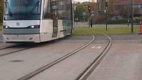 Der-Neue-Blaugrüne-Nahverkehrszug-Transportiert-Passagiere-Zwischen-Helsinki-Und-Espoo