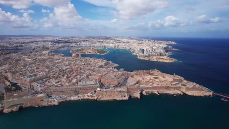 Amplia-Panorámica-Aérea-De-La-Valeta,-Malta-Y-El-Museo-Nacional-De-La-Guerra-De-Fort-St.-Elmo.