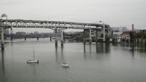 Statische-Aufnahme-Der-Innenstadt-Von-Portland-Am-Flussufer-Mit-Segelbooten-Und-Brücken