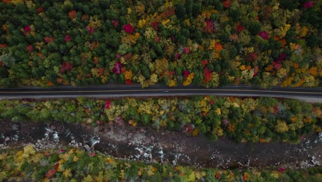 Malerische-Luftaufnahme-über-Den-Kancamagus-Highway-In-Der-Nähe-Des-Flusses-Und-Des-Farbenfrohen-Laubs