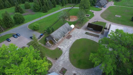 Drone-Volando-Sobre-El-Centro-De-Experiencias-Mulgi-Taagepera-En-Estonia