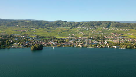 Pueblo-De-Rolle-Frente-Al-Mar-En-El-Viñedo-La-Côte-En-El-Cantón-De-Vaud,-Suiza