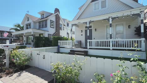 Vallas-Blancas-Y-Casas-Blancas-De-Arquitectura-Tradicional-En-La-Calle-De-La-Isla-Coronado,-San-Diego-Ca