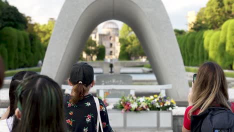 Touristen-Fotografieren-Mit-Smartphones-Am-Kenotaph-Der-Opfer-Von-Hiroshima,-Japan