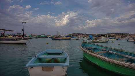 Die-Hin--Und-Herbewegungen-Der-Fischerboote-Von-Marsaxlokk-Auf-Dem-Wasser