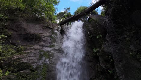 Low-Angle-Aufnahme-Des-Abgelegenen-Lumondo-Wasserfalls,-Tief-Im-Dschungel-Von-Alegria,-Surigao-Del-Norte,-Philippinen,-An-Einem-Bewölkten-Tag